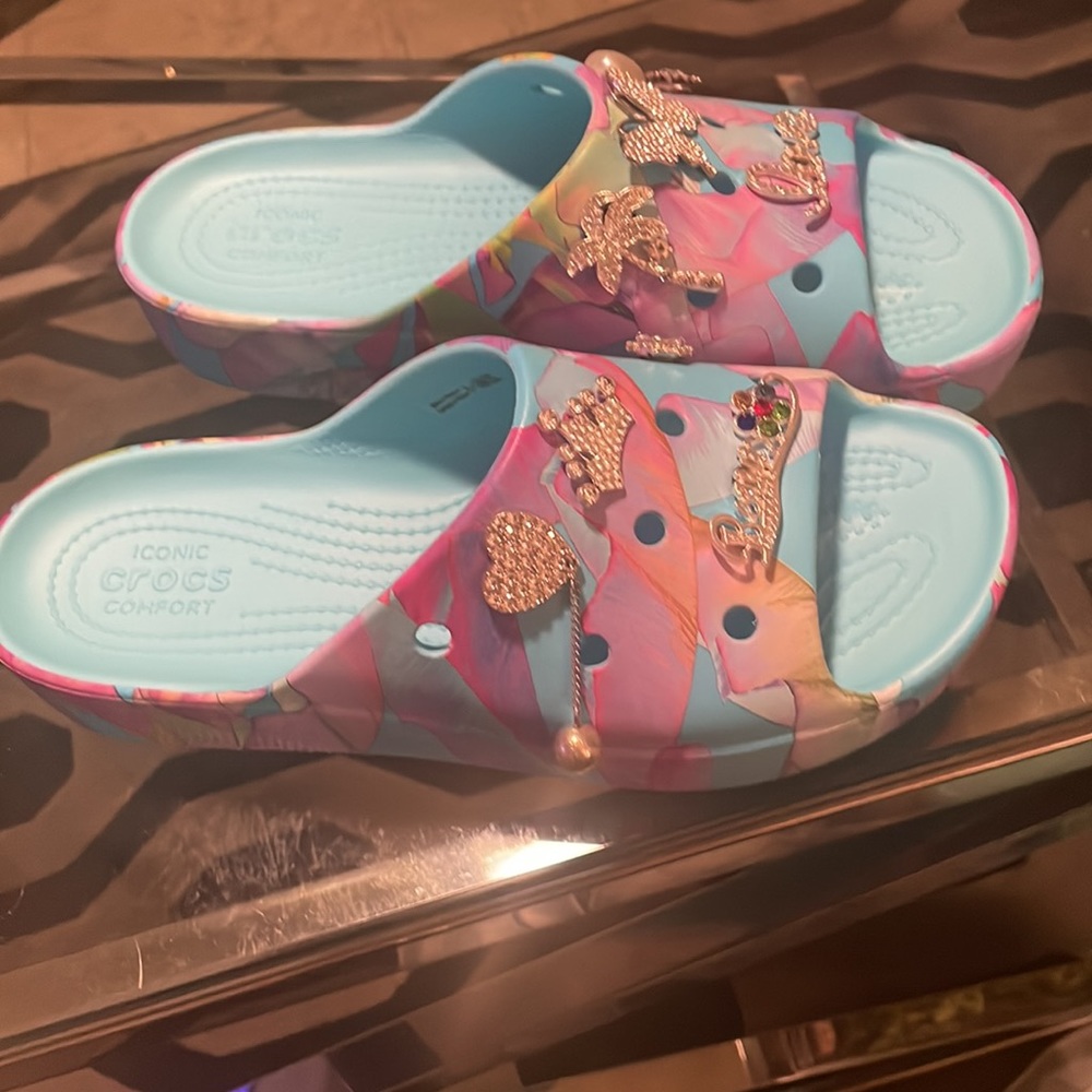 Tie-died new without tags blinged out Crocks size 8 - Picture 2 of 4